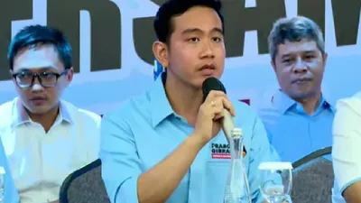 Baru-baru ini Gibran mendapatkan layangan surat yang berasal dari DPC PDIP. Namun, ia enggan untuk mengungkap isinya.