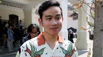 Gibran Rakabuming mengaku tak akan memberikan komentar banyak soal putusan MKMK tersebut kepada Anwar Usman.