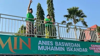 Anies Baswedan (kiri) dan Abdul Muhaimin Iskandar (AMIN) di Jember, dalam jalan sehat bersama ratusan ribu masyarakat, Ahad 29 Oktober 2023.
