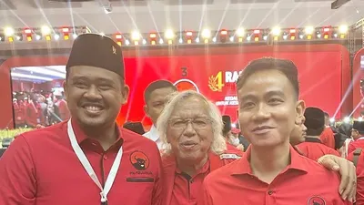 Bobby Nasution (kiri) dan Gibran Rakabuming Raka kader partai PDIP 