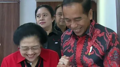 Megawati dan Jokowi memanas? Potret kebersamaan keduanya Jokowi pegang tangan Megawati