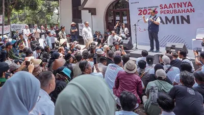 Anies Baswedan merasa kecewa akan penutupan Gedung GIM. Dia berujar bahwa sejumlah orang yang hadir adalah pejuang demokrasi.