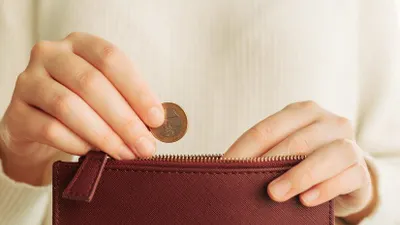 Tips Mengatur Keuangan Karyawan Fresh Graduate agar Tidak Boros, Kurangi Self Reward dan Banyak Menabung (Freepik)