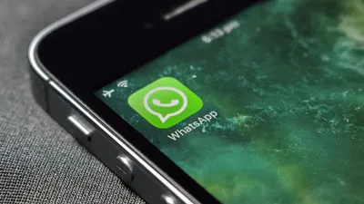 Ilustrasi cara pakai WhatsApp di 3 HP sekaligus.