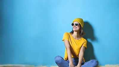 Ilustrasi kepribadian seseorang yang suka warna biru.