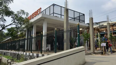 Stasiun Tebet, terletak di Jl. Lapangan Ros Raya, Jakarta Selatan 12810, DKI Jakarta, menjadi salah satu simpul vital dalam sistem transportasi DKI Jakarta.