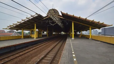 Stasiun Gondangdia, yang terletak di Gondangdia, Menteng, DKI Jakarta, bukan hanya sekadar tempat transit kereta api.