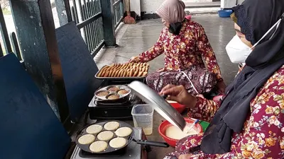 Para ibu-ibu di Jogja sedang membuat kue apem untuk tradisi Apeman jelang bulan Ramadhan.