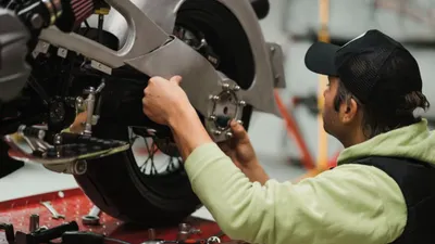 Ilustrasi menjaga performa motor meski sering jalan jarak jauh.