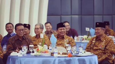 Tidak hanya senyuman, Prabowo dan SBY juga ikut serta dalam bernyanyi bersama, menunjukkan semangat persatuan dan kesatuan di acara tersebut