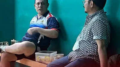 Firli Bahuri dan Yasin Limpo terlihat bertemu di lapangan bulutangkis
