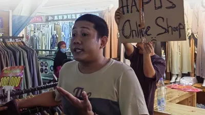 Kebijakan pemerintah menutup operasional TikTok Shop tidak sepenuhnya meningkatkan transaksi perdagangan konvensional di Pasar Tanah Abang.