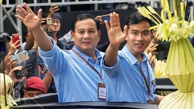 Capres dan cawapres dari Koalisi Indonesia Maju (KIM) Prabowo Subianto dan Gibran Rakabuming Raka terlihat mengenakan kemeja biru serupa.