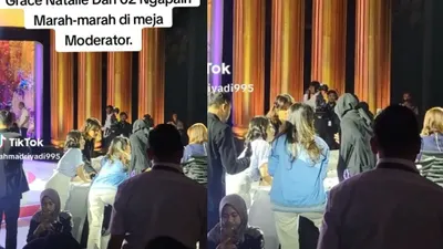 Grace Natalie selaku Wakil Ketua Dewan Pembina Partai Solidaritas Indonesia (PSI) tampak menghampiri meja moderator saat jeda debat capres.