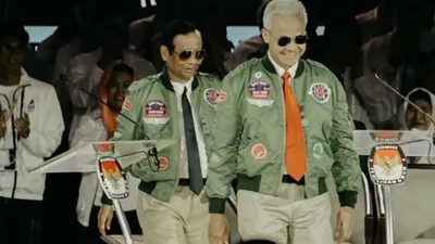 Ganjar Pranowo dan Mahfud MD kompak kenakan jaket bomber ala top gun dan kacamata hitam saat memasuki venue debat capres cawapres 2024 ketiga tadi malam, Minggu 7 Januari 2024 