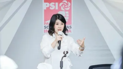 Ketua Dewan Pembina PSI Grace Natalie. Grace Natalie mengatakan saat debat pendukung salah satu capres menunjukkan gestur mengangkat tangan setiap ada peserta debat berbicara.