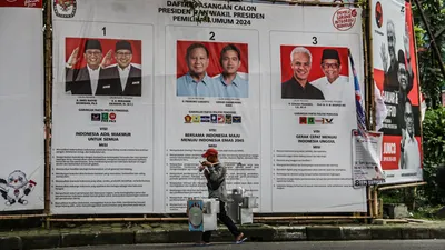 Warga melewati baliho sosialisasi Pilpres 2024 di Jalan Sumatera, Kota Bandung pada Senin, 15 Januari 2024