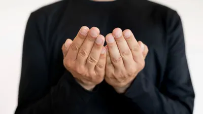 Tidur setelah makan sahur maupun salat subuh tidak dianjurkan oleh agama karena memang tidak baik untuk kesehatan, loh!