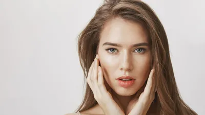Terlepas dari usia, ada beberapa langkah sederhana yang dapat membantu membuat wajah yang cantik dan tampak awet muda.