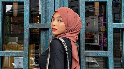 Blak-blakan, Oklin Fia pakai kebaya merah sambil mengaku di DM akun centang biru dan jadi fantasi para laki-laki di depan Denny Sumargo.