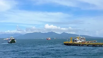 Usulan pembangunan jembatan ini juga awalnya pernah dilontarkan oleh Pemerintah Kabupaten Banyuwangi pada tahun 2012. 