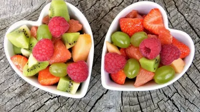 Dapat mengonsumsi buah dan sayur yang sehat tentu baik untuk perkembangan tubuh manusia, terlebih lagi untuk anak.
