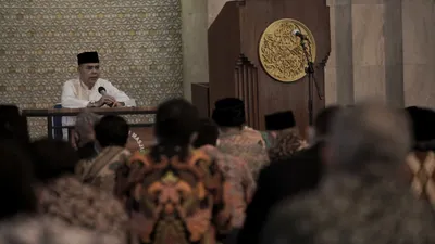 Jemaah menggelar salat di Masjid Al-Ukhuwah, Jalan Wastukencana, Kota Bandung. Khutbah Jumat kali ini bertema tentang Islam adalah waspada ujaran kebencian kebencian di tahun politik. Silakan disimpan baik-baik.