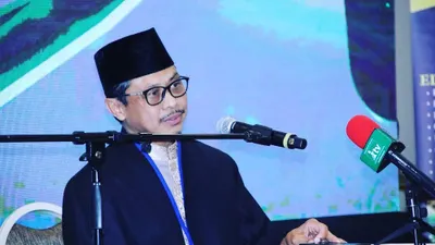  Imam Shamsi Ali merupakan tokoh ulama sekaligus Presiden Nusantara Foundation.
