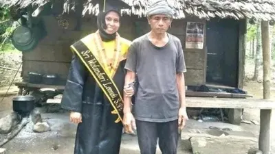 Viral Mahasiswi di Sulawesi Foto di Depan Rumah Selesai Wisuda untuk Kenang Perjuangan Sang Ayah