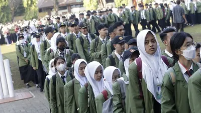 Calon Mahasiswa Baru UPN 'Veteran' Yogyakarta TA 2023/2024 memasuki auditorium kampus setempat. 