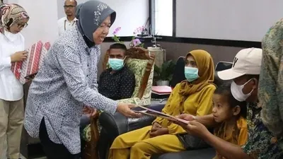 Mensos Tri Rismaharini Menyerahkan Bansos