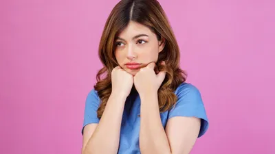 Seorang pick me girl akan menunjukkan tingkah seperti ini, biasanya memiliki tujuan untuk memikat perhatian lawan jenis agar terlihat beda,