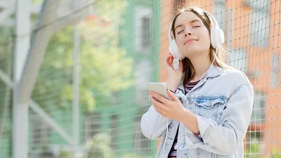 5 Manfaat Mendengarkan Musik untuk Kesehatan Mental yang Kamu Miliki, Terapi Otak Gratis!