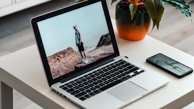 Ilustrasi rekomendasi laptop terbaik dengan harga terjangkau yang bisa menjadi pilihan mahasiswa.