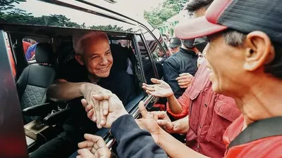 Di Rengasdengklok, Ganjar Pranowo mengunjungi rumah yang menjadi tempat peristirahatan Soekarno-Hatta saat diculik.
