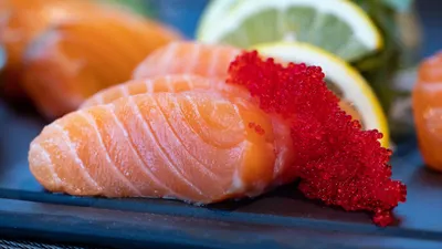 Ilustrasi manfaat makan ikan salmon bagi kecantikan kulit.