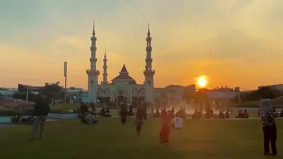 Pemandangan di Alun-Alun Kota Tegal saat sore hari | Kota dengan luas wilayah yang sempit dan masuk dalam kategori terkecil memiliki tantangan dan juga permasalahan tersendiri bagi pemkot.