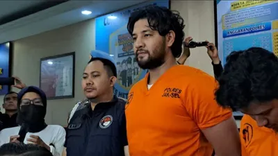 Kabar terbaru menyebutkan jika kini Ammar Zoni kembali ditangkap pihak kepolisian atas kasus dugaan penyalahgunaan narkoba.