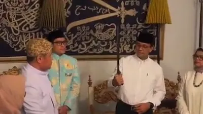 Saat berada di Keraton Kasepuhan Cirebon, Anies Baswedan mendapat kesempatan untuk menggenggam keris milik Sunan Gunung Jati.