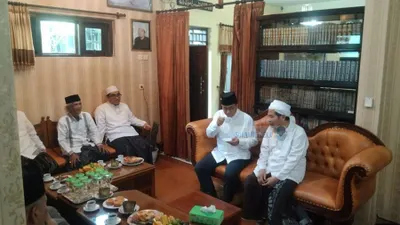 Bakal calon presiden (capres) dari Koalisi Perubahan, Anies Baswedan, menyambangi Kompleks Pondok Pesantren Al Anwar, Karangmangu, Kecamatan Sarang, Kabupaten Rembang, Jawa Tengah, pada Minggu, 1 Oktober 2023.