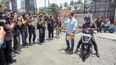 Anies Baswedan menyapa wartawan sambil membawa berkas ke Baintelkam Polri 