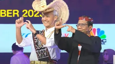 Baju adat yang digunakan oleh pasangan capres dan cawapres nomor urut 3 pada debat perdana cawapres memiliki makna tersendiri.