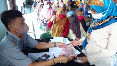 Secara berkala, pemerintah akan menyalurkan bantuan tunai tersebut kepada penerima dengan nominal Rp 300.000 setiap bulan.