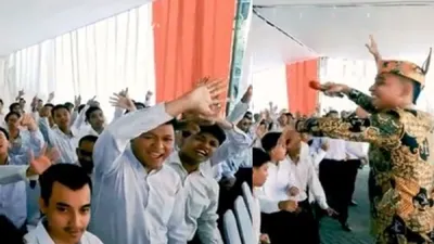 Baru-baru ini viral sebuah video, di mana terlihat peserta tes SKD CPNS 2023 sedang kompak joget dan nyanyi bersama.