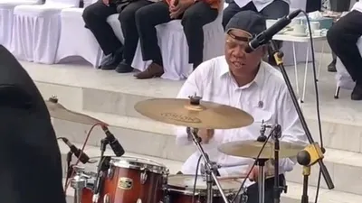 Menteri PUPR Basuki Hadimuljono berubah menjadi drummer dan membawakan lagu Dewa 19 di acara PPSMB UGM.