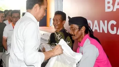 Bantuan tersebut adalah bantuan MRP atau Mitigasi Risiko Pangan berupa beras 10 kg yang dibagikan setiap bulan.