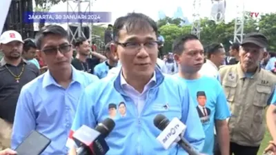 Budiman Sudjatmiko Tanggapi Soal Salam 4 Jari: Disuruh Bertanding Kok Malah Bersanding!