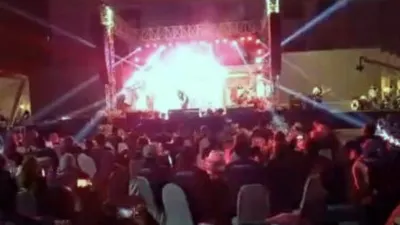Viral video memperlihatkan sebuah acara yang diduga merupakan konser dari band Kotak yang rupanya digelar di malam hari, di halaman RSUD, Kabupaten Pasuruan.