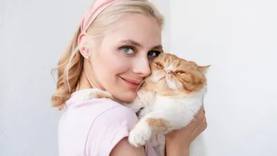 Ilustrasi wanita pecinta kucing atau cat lover.