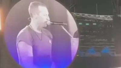 Vokalis grupband Coldplay, Chris Martin membuat heboh para penonton konser usai memberikan pantun kekinian.